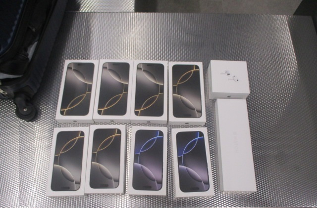 В Свердловской области таможенники пресекли ввоз 15 нелегальный айфонов «в подарок» | Уральские таможенники изъяли 15 нелегальный айфонов