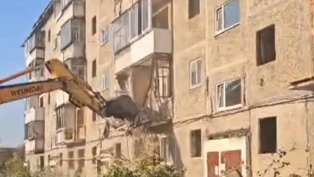 В Нижнем Тагиле начался снос дома на Сибирской, разрушенного в результате ЧП | На Урале сносят дом, под завалами которого погибли люди