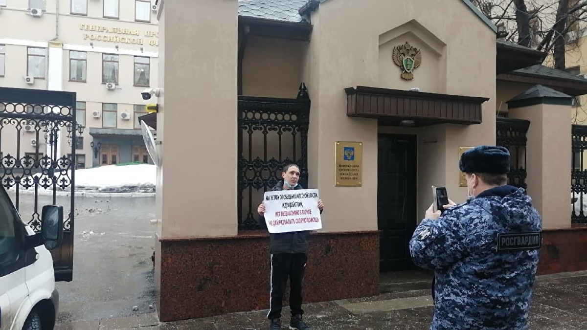 Водитель скорой из Тагила, устроивший пикет в Москве, добился приема в Генпрокуратуре