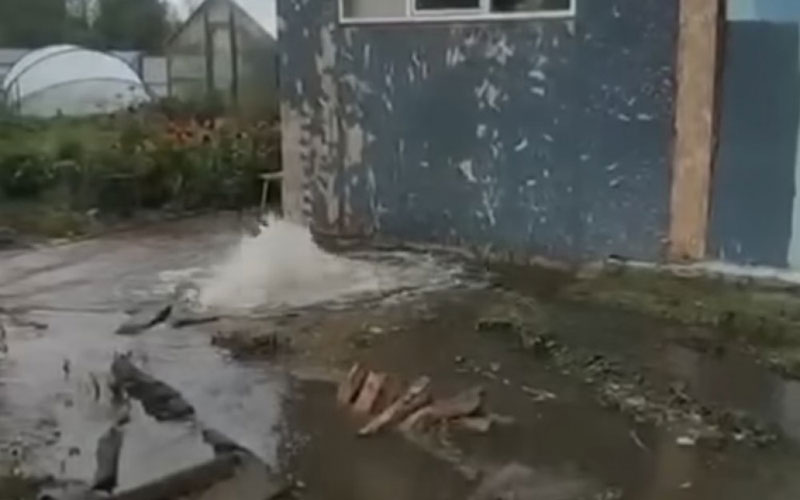 Полгорода без воды: в Нижнем Тагиле бурение скважины обернулось коммунальной катастрофой | В Нижнем Тагиле при бурении скважины поврежден магистральный водовод