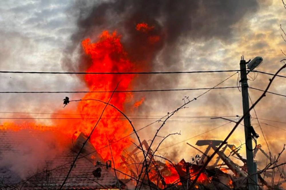 В Нижнем Тагиле вспыхнул серьезный пожар: спасатели приступили к тушению | На Урале в результате крупного пожара пострадал частный дом