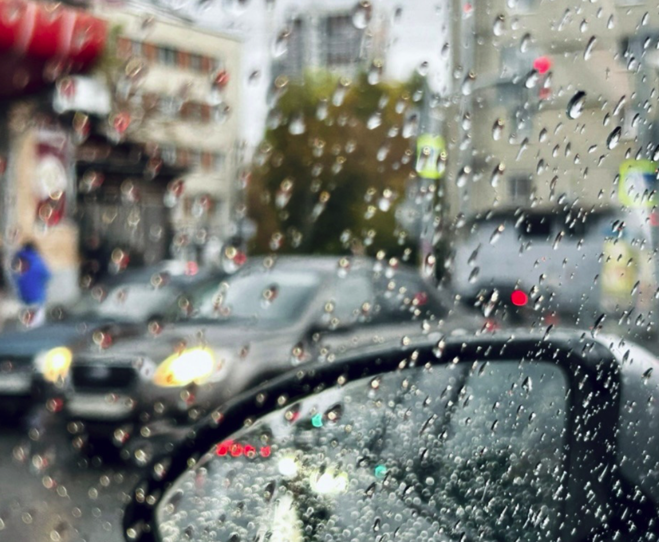 Госавтоинспекция призывает водителей к осторожности в дождливую погоду Госавтоинспекция призывает водителей к осторожности в дождливую погоду