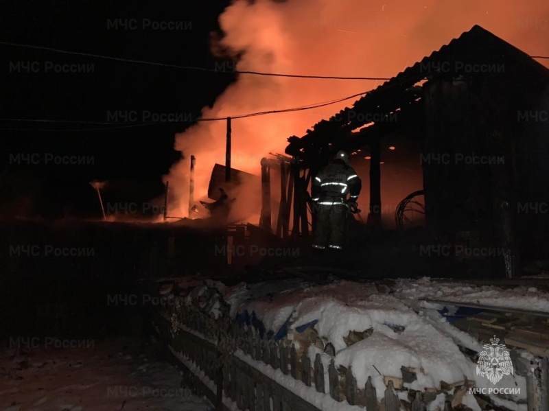 Под Нижним Тагилом горели сарай и баня