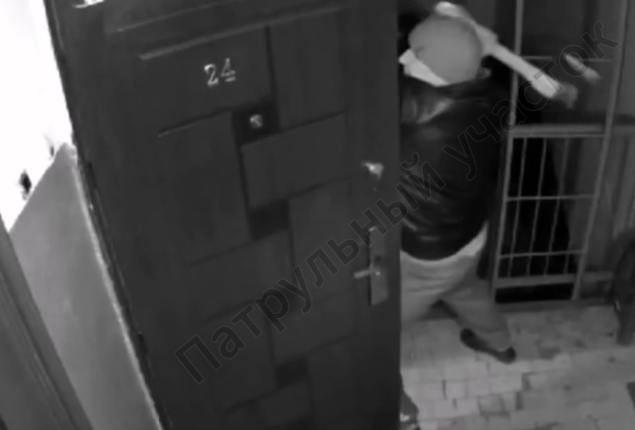 Пьяный тавдинец накинулся с топором на соседа