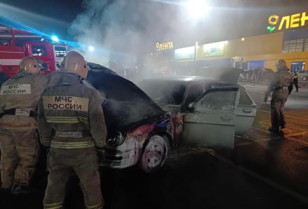 У ТРЦ "ДЕПО" в Нижнем Тагиле загорелась "Волга"