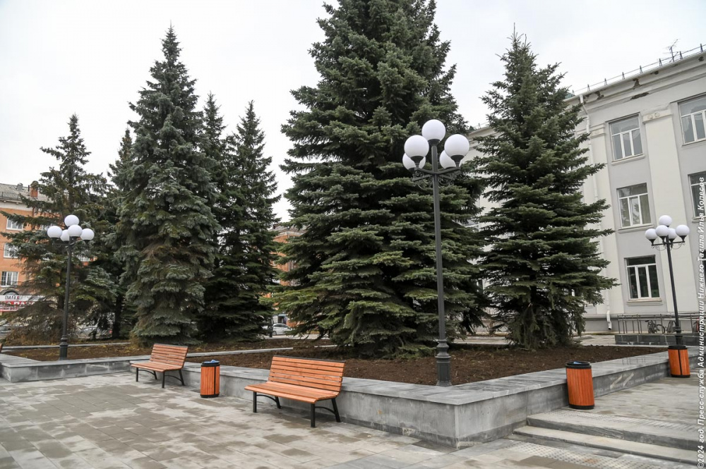 Лавочки и урны на открытие площади у Машиностроительного техникума привезли только на фотосессию | На Урале на обновленной площади отсутствуют лавочки и урны Лавочки и урны на открытие площади у Машиностроительного техникума привезли только на фотосессию | На Урале на обновленной площади отсутствуют лавочки и урны