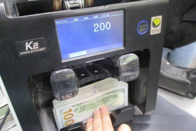 В Свердловской области таможенники обнаружили 20 тысяч долларов у жительницы Челябинской области | Уральские таможенники обнаружили незадекларированный 1 миллион рублей В Свердловской области таможенники обнаружили 20 тысяч долларов у жительницы Челябинской области | Уральские таможенники обнаружили незадекларированный 1 миллион рублей