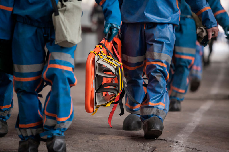 Одну из трех школьниц достали из-под завала в Нижнем Тагиле | Из-под завалов в Нижнем Тагиле вытащили школьницу