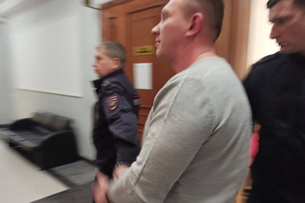 Областной суд признал законным заочный арест экс-сотрудника полиции из Нижнего Тагила | На Урале бывшего сотрудника полиции, обвиняемого в превышении полномочий, взяли под стражу