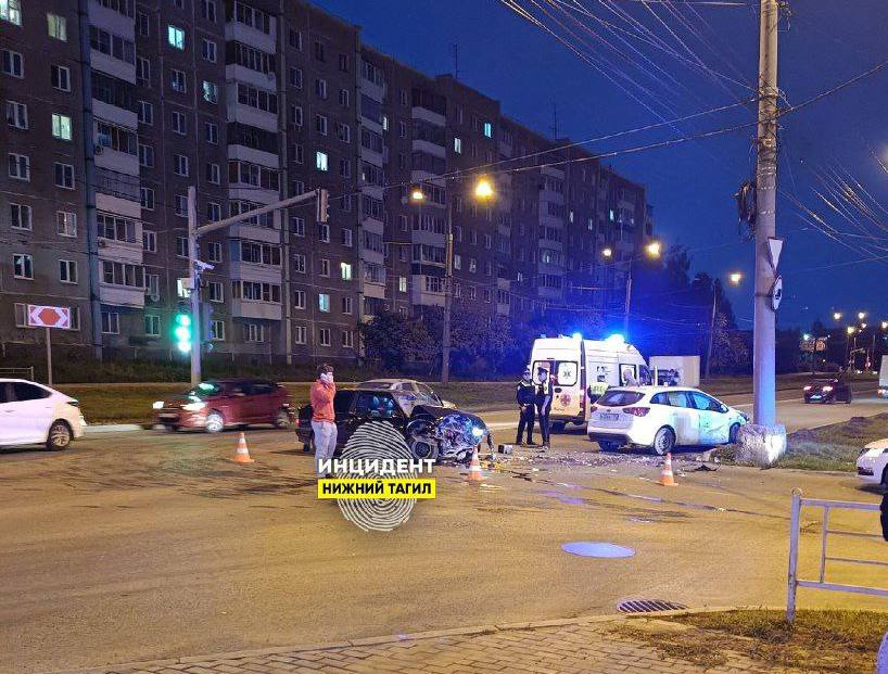 Жесткая авария: в Нижнем Тагиле столкнулись два автомобиля | На Урале в ДТП пострадала 18-летняя девушка