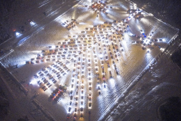 Тагильские автомобилисты выстроили яркую елку из 450 машин Тагильские автомобилисты выстроили яркую елку из 450 машин