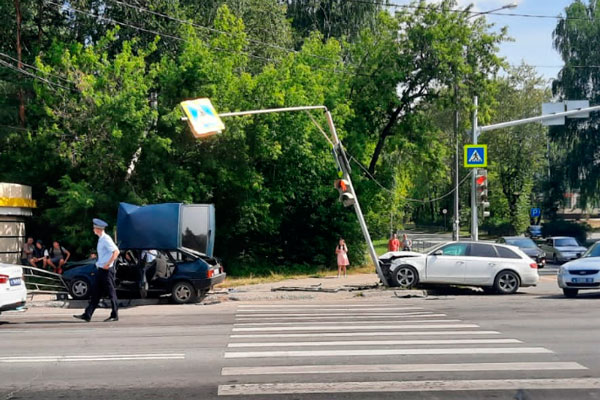Сотрудники ГИБДД выясняют обстоятельства ДТП в Нижнем Тагиле