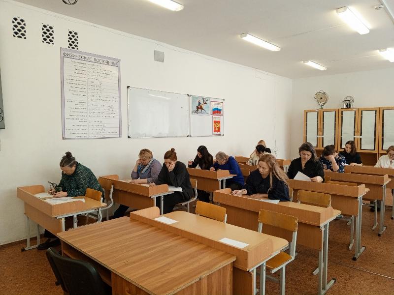 В Нижнем Тагиле родители старшеклассников сдали ЕГЭ в рамках всероссийской акции | Родители тагильских школьников сдали ЕГЭ в рамках акции