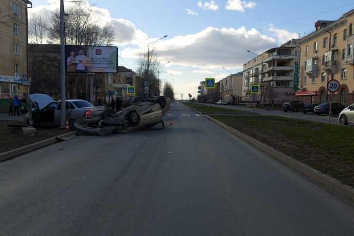 В Нижнем Тагиле Nissan протаранил ехавшую впереди Lada и перевернулся