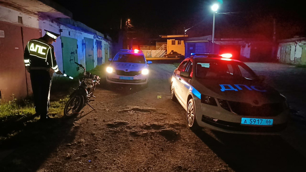 В Нижнем Тагиле сотрудники ГИБДД остановили несовершеннолетнего водителя | На Урале сотрудники ГИБДД остановили подростка, управляющего мопедом без прав