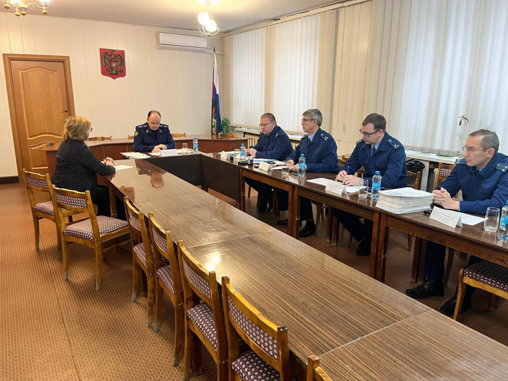 Жители Нижнего Тагила обратились к прокурору региона с проблемами | Прокурор Свердловской области провел личный прием граждан