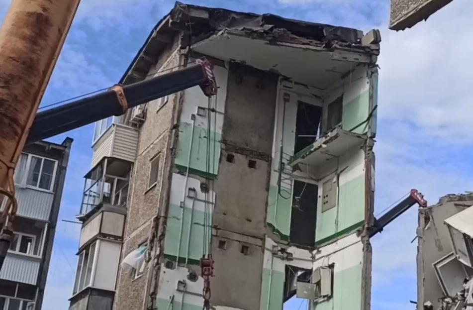 Спасатели продолжают поиски трех человек под завалами рухнувшего дома в Нижнем Тагиле | В Нижнем Тагиле под завалами рухнувшего дома находится ребенок