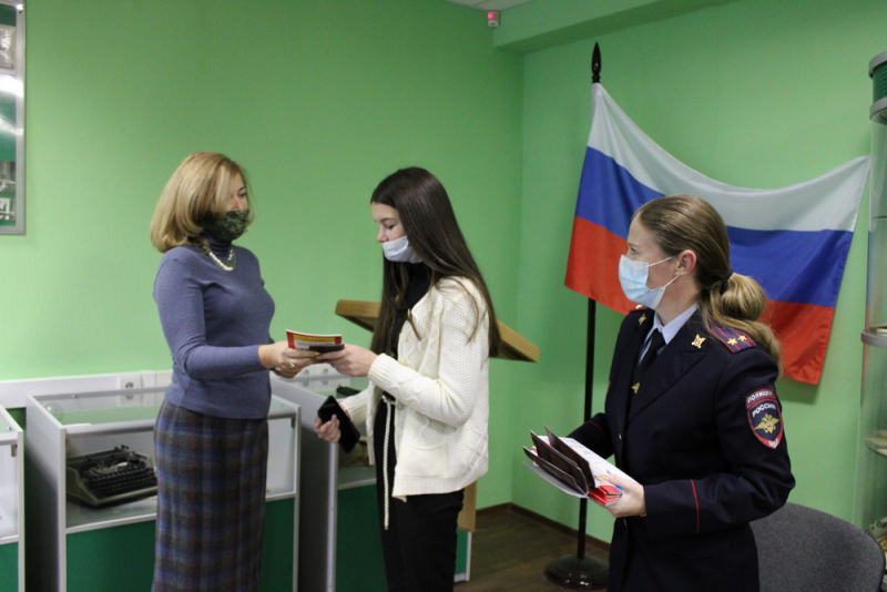 Полицейские вручили паспорта юным тагильчанам Полицейские вручили паспорта юным тагильчанам