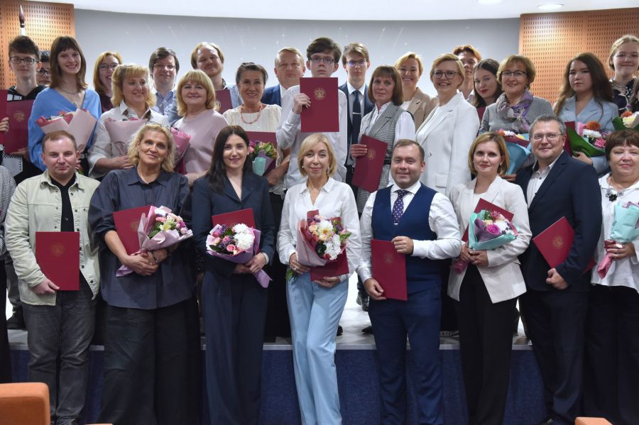 В Свердловской области наградили премией лучших учителей региона | Уральским учителям вручили премии за подготовку школьников к олимпиаде