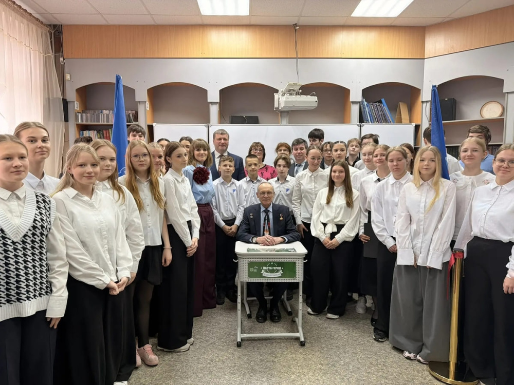 В гимназии № 86 Нижнего Тагила открыли «Парту Героя» в честь космонавта Сергея Авдеева | В Нижнем Тагиле открыли «Парту Героя» в честь лётчика-космонавта Сергея Авдеева