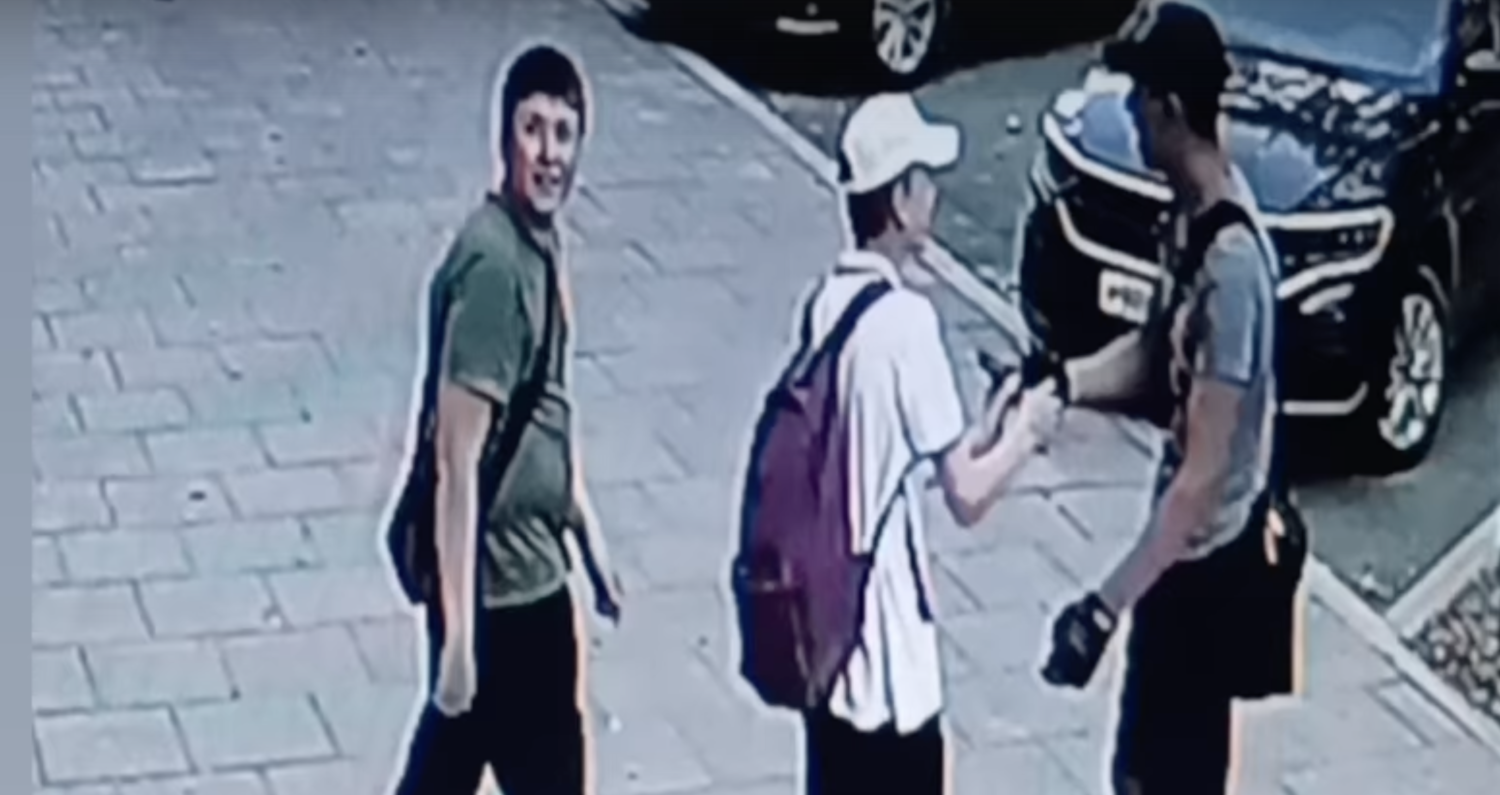 Юные вандалы орудуют в Нижнем Тагиле: Изуродован фасад и вывеска магазина