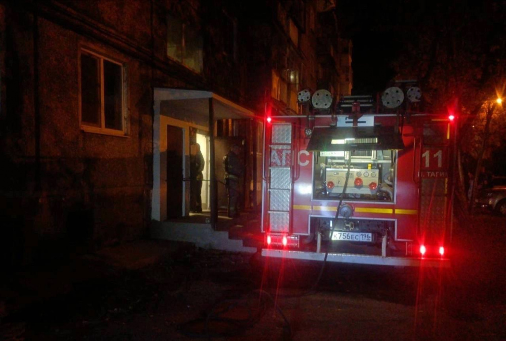 В Нижнем Тагиле женщина в пожаре получила отравление угарным газом и ожог первой степени | На Урале в пожаре спасли четырех жильцов дома