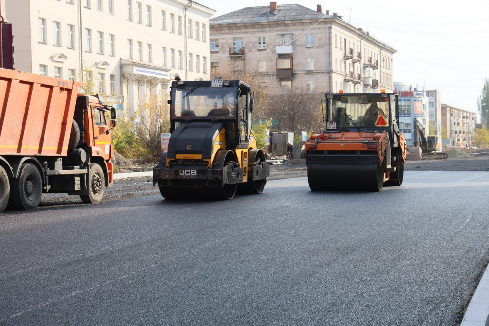 Тагильчане ждали этого больше года: на участке между проспектами Ленина и Строителей приступили к укладке асфальта | На Урале проводят работы по асфальтированию на самом капиталоемком объекте