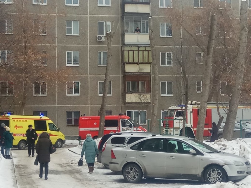 Соседи бросили сигарету? В Нижнем Тагиле в девятиэтажке загорелись вещи на балконе