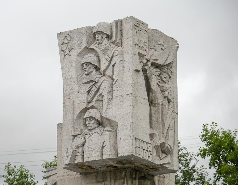 Новый облик памятника строителям: в Нижнем Тагиле приступили к ремонту монумента | В Нижнем Тагиле приступили к ремонту памятника строителям