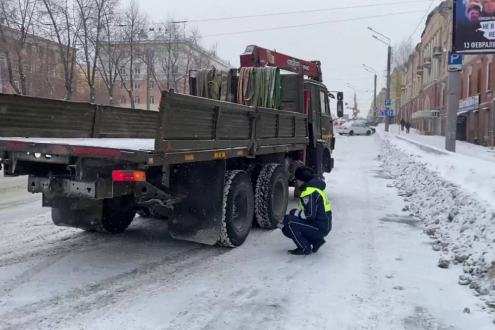 В Нижнем Тагиле «Камаз» сбил 25-летнюю девушку на нерегулируемом пешеходном переходе | На Урале водитель большегруза допустил наезд на молодую девушку