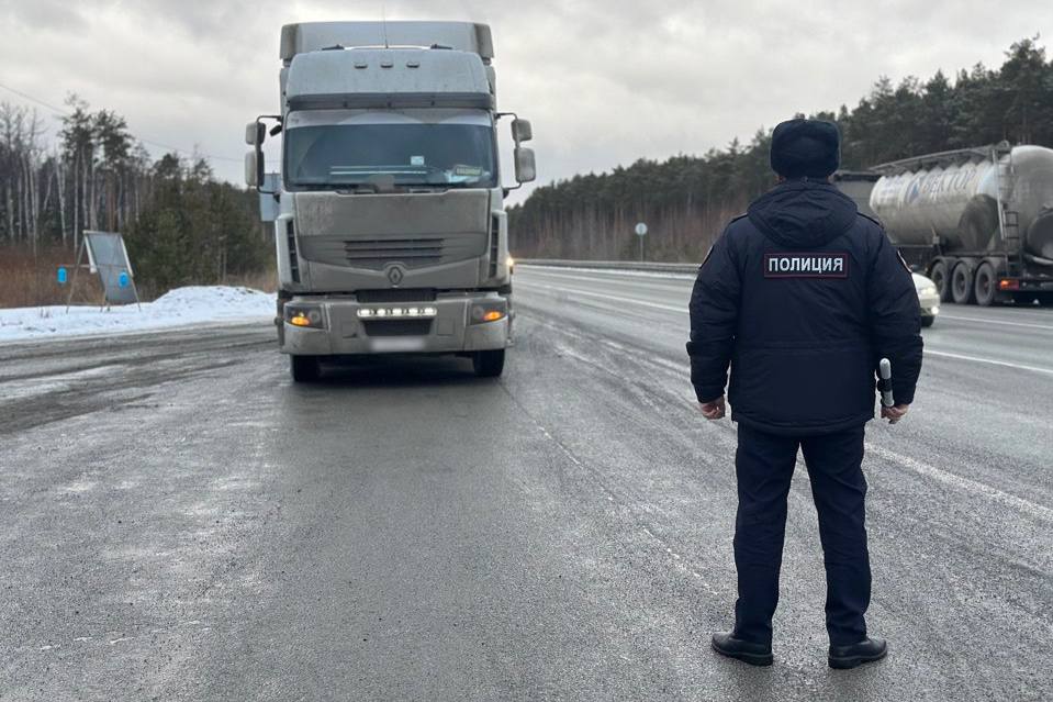 В Свердловской области автоинспекторы провели крупный рейд: им удалось проверить около 6 тысяч грузовиков | На Урале сотрудники ГИБДД провели спецоперацию «Грузовик»