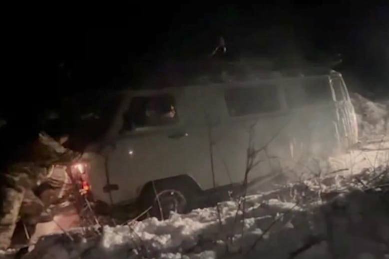 Девять человек спасли из леса под Нижним Тагилом: их машины застряли в снегу | На Урале спасатели помогли людям выбраться из леса