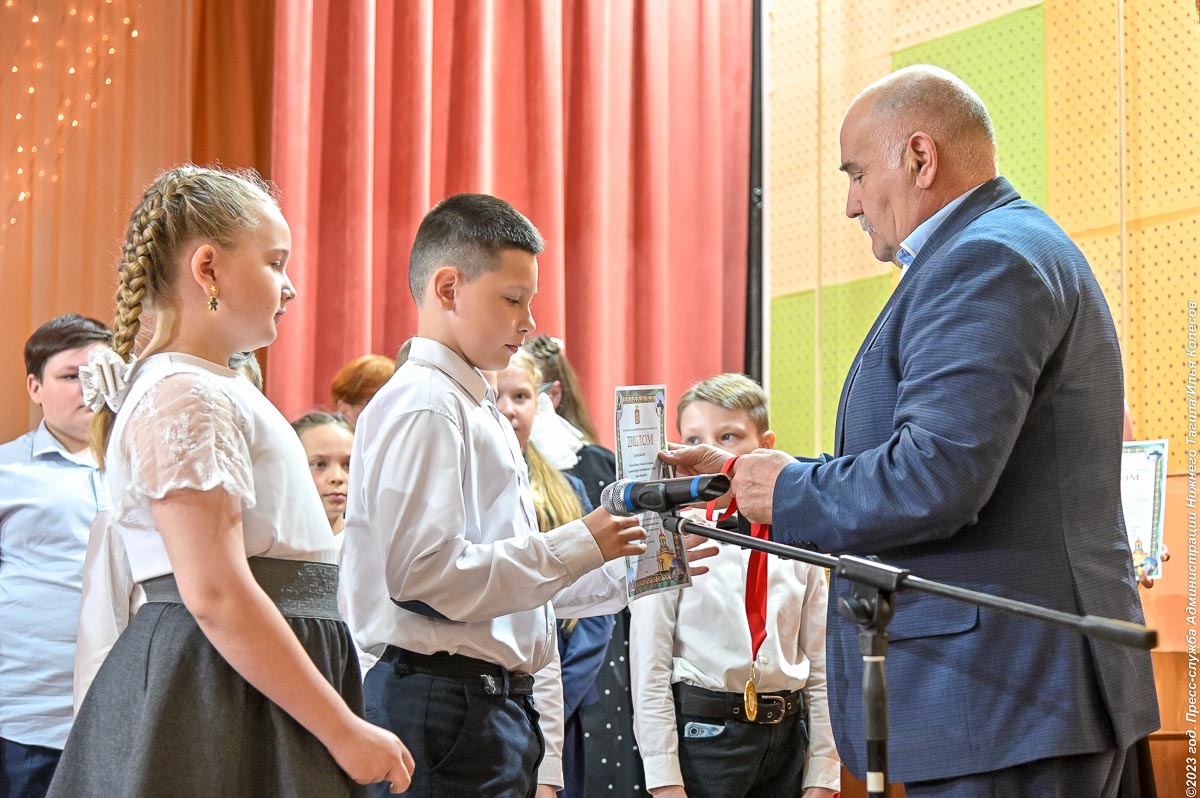 Торжественное завершение краеведческой игры: Школьники Нижнего Тагила отмечают свои достижения и получают заслуженные награды