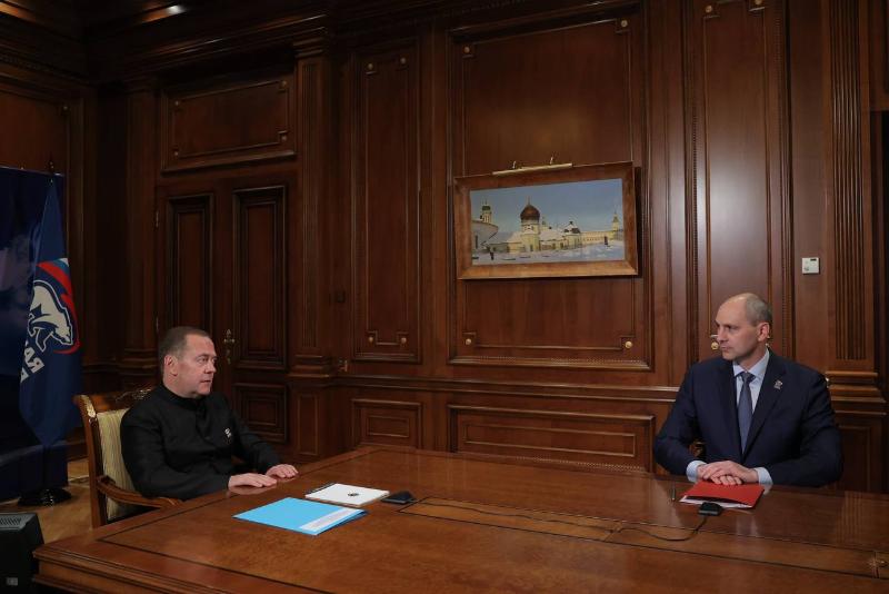 Дмитрий Медведев утвердил Дениса Паслера главой свердловского отделения «Единой России» | Денис Паслер возглавит свердловское отделение «Единой России»  