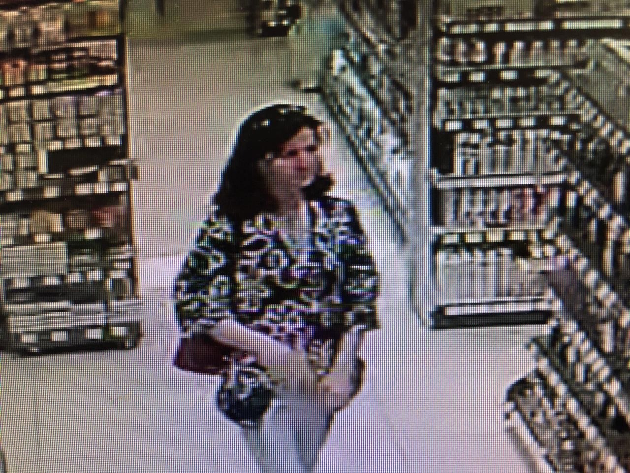 Полиция Нижнего Тагила разыскивает женщину, укравшую туалетную воду из ТЦ