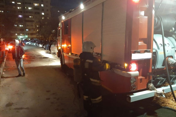 Ночью в Нижнем Тагиле в подъезде пятиэтажки горел мусор