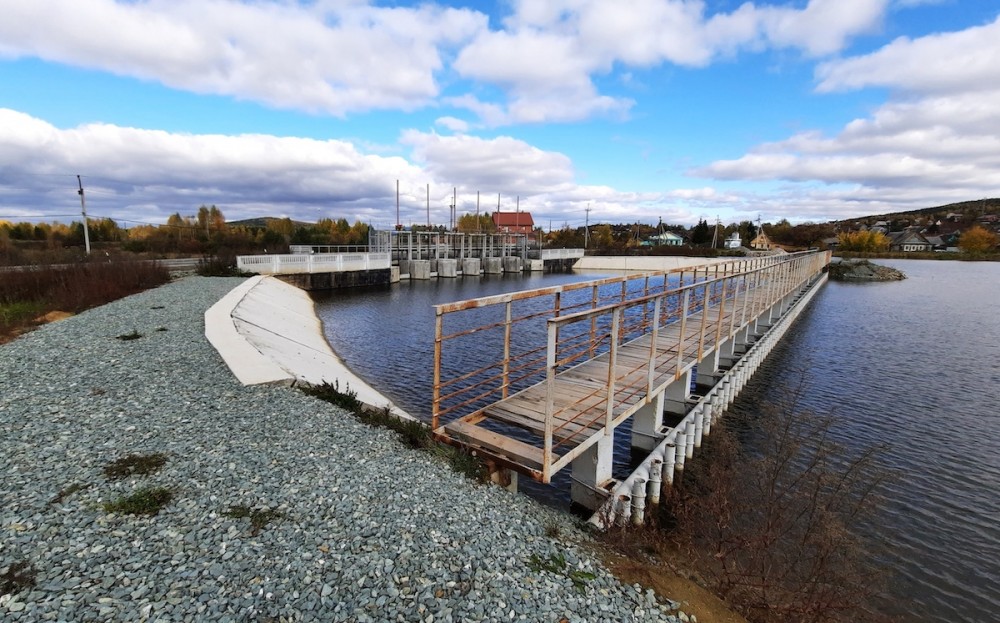 Вандалы разрушают плотину за 60 млн рублей под Нижним Тагилом: что происходит с Авроринской дамбой | Вандалы разрушают отремонтированную плотину под Нижним Тагилом