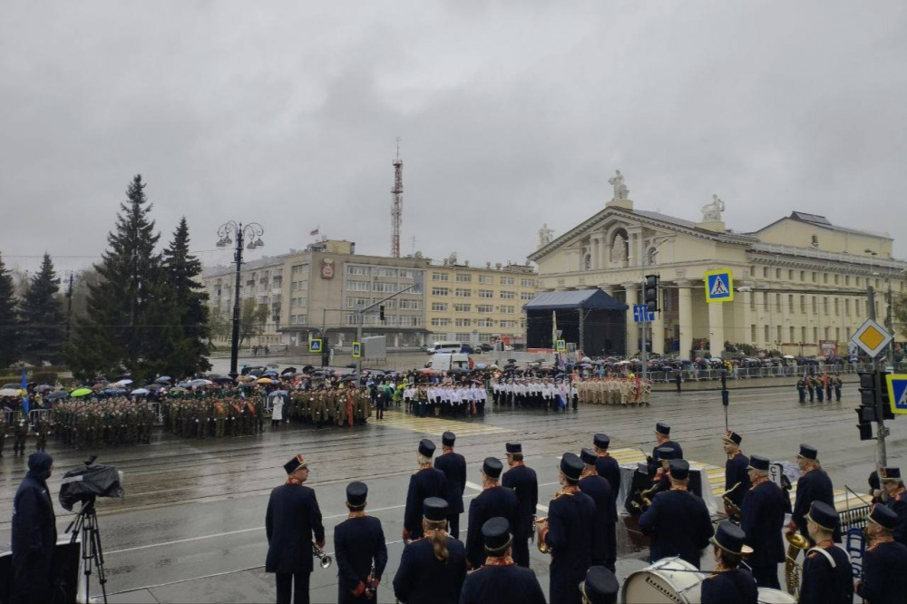В Нижнем Тагиле тысячи местных жителей вышли на центральную улицу города, чтобы отметить День Победы | На Урале в очном формате провели шествие «Бессмертного полка» и представили военную технику