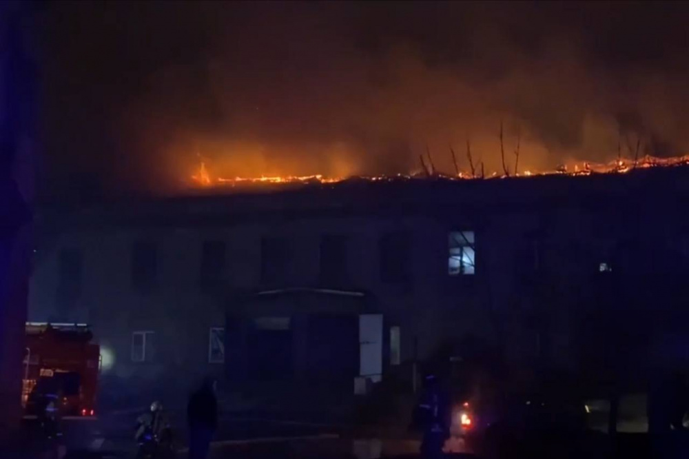 В Нижнем Тагиле произошел крупный пожар: спасены 7 человек, были задействованы 59 сотрудников МЧС | На Урале сотрудники МЧС спасли в пожаре семь человек В Нижнем Тагиле произошел крупный пожар: спасены 7 человек, были задействованы 59 сотрудников МЧС | На Урале сотрудники МЧС спасли в пожаре семь человек