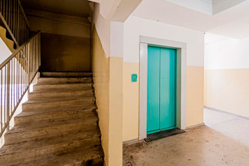 «Дом, как карточный домик»: в Нижнем Тагиле рухнул пол в подъезде, жильцы боятся за свою жизнь | В Нижнем Тагиле рухнул пол в подъезде дома на улице Энтузиастов