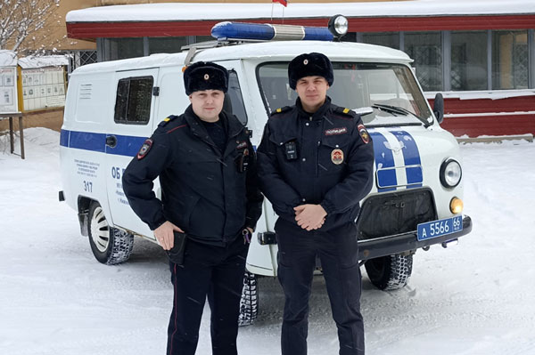 Пришлось забрать телефон! В Нижнем Тагиле полицейские уберегли пенсионерку от мошенников Пришлось забрать телефон! В Нижнем Тагиле полицейские уберегли пенсионерку от мошенников