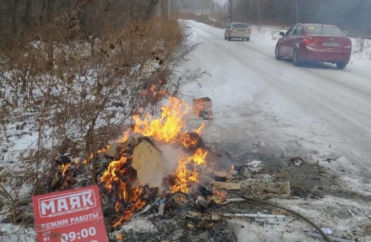 Вандалы из Нижнего Тагила устроили свалку, а потом подожгли ее | В Нижнем Тагиле неизвестные подожгли мусор