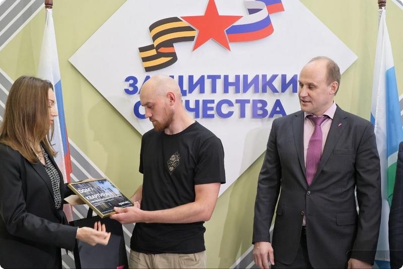 На Урале участнику СВО вручили сертификат на квартиру | На Урале участника СВО и Героя России обеспечили жильем в Екатеринбурге На Урале участнику СВО вручили сертификат на квартиру | На Урале участника СВО и Героя России обеспечили жильем в Екатеринбурге