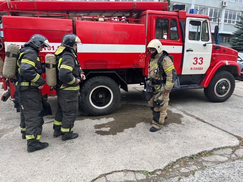Учения пожарных под Нижним Тагилом: как проходили тренировки в колледже Верхней Салды | Пожарные провели учения в колледже под Нижним Тагилом