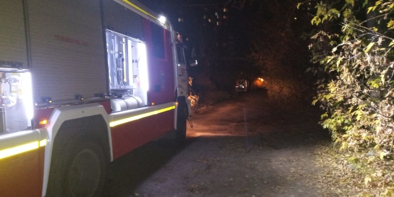 Накануне вечером в Нижнем Тагиле у частного жилого дома сгорели дрова и забор