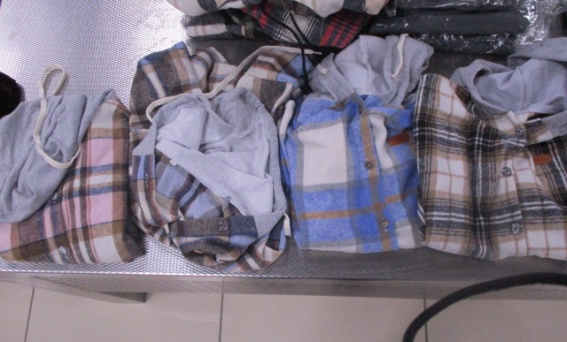 22 килограмма «подарков»: кольцовские таможенники изъяли незадекларированную партию одежды из Турции | На Урале изъяли 22 килограмма «подарков»