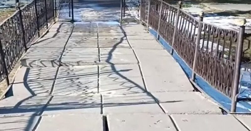 Тагильчане требуют отремонтировать мост в парке Металлургов | Жители Нижнего Тагила требуют починить мост в парке на Тагилстрое