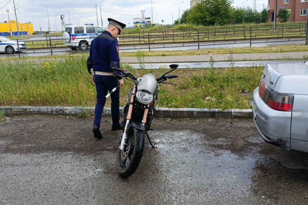 В Нижнем Тагиле подросток на мотоцикле столкнулся с водителем автомобиля  | На Урале 14-летний подросток на мотоцикле попал в ДТП 