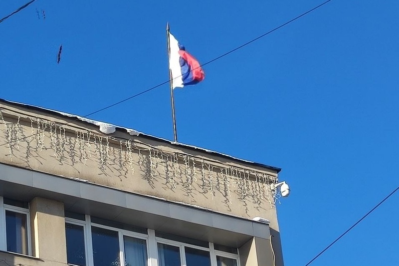 Над мэрией Нижнего Тагила вывесили флаг Сан Паулу вместо флага России | Над мэрией Нижнего Тагила развевается бразильский флаг
