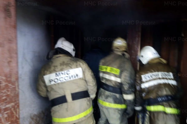 Накануне в Нижнем Тагиле в трёхэтажке загорелась дверь квартиры